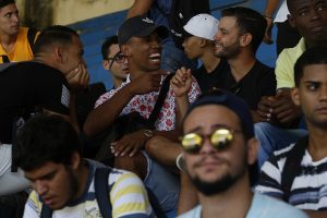 Estudiantes universitarios se divierten durante un evento deportivo en el estadio universitario de La Habana. La mayoría de los jóvenes cubanos rechaza la violencia de género, pero ellos no están dispuestos a actuar contra ella. Crédito: Jorge Luis Baños/IPS