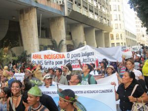 Indígenas brasileños durante una de sus cíclicas protestas en Río de Janeiro en demanda de la demarcación de todas sus tierras y de ser tenidos en cuenta en las medidas ambientales y climáticas. Crédito: Mario Osava/IPS