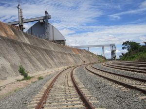 Planta de Granol, productora de salvado de soja y biodiesel, al lado del ferrocarril Norte-Sur, en Brasil. Un ducto desde la fábrica a la vía férrea permite cargar los vagones directamente. Crédito: Mario Osava/IPS