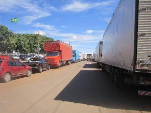 Camiones llenan las calles del Distrito Industrial de Anápolis, en Brasil, embarcando o desembarcando productos y materias primas, junto al Ferrocarril Norte-Sur, prácticamente sin uso, al menos hasta que se realice en 2018 la anunciada concesión de la red a alguna operadora. Crédito: Mario Osava/IPS
