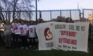 Las Madres de Ituzaingó, un barrio periférico de Córdoba, la segunda ciudad de Argentina, han llevado su lucha contra los agroquímicos, por el impacto en la salud de su comunidad, hasta la emblemática Plaza de Mayo, en Buenos Aires. Crédito: Cortesía de Madres de Ituzaingó