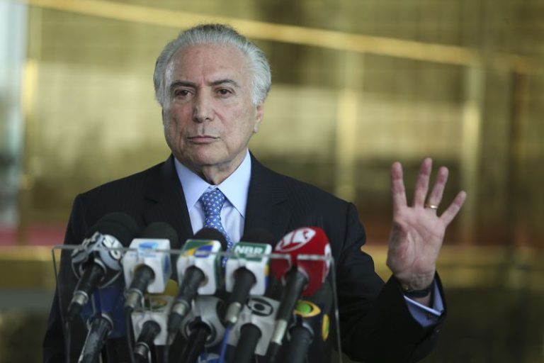 La permanencia de Michel Temer en la Presidencia de Brasil, rechazando la renuncia tras escándalos que fortalecieron la convicción popular sobre su corrupción, aumentó el número de brasileños que "sienten más verguenza que orgullo de su país". Crédito: Wilson Dias/Agencia Brasil.