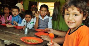 Los programas de alimentación escolar se han convertido en una de las herramientas más eficaces en América Latina contra la subalimentación infantil, y también para la creación de hábitos saludables para afrontar el peligro de la obesidad. Crédito: FAO