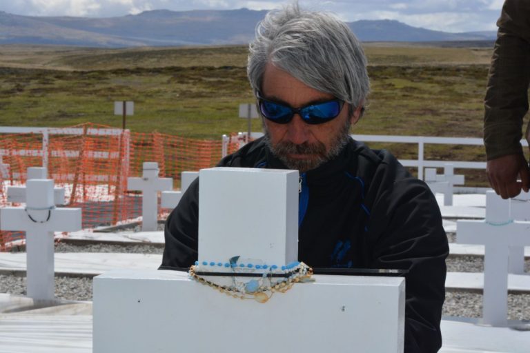 Julio Aro en el cementerio de Darwin, en Malvinas. El excombatiente trabajó desde 2008 con el objetivo de identificar a los soldados argentinos enterrados en las islas como NN. Crédito: Gentileza de Julio Aro.