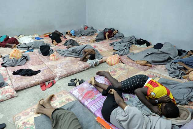 En Libia, decenas de migrantes duermen uno al lado del otro en celdas hacinadasen el centro de detención Tariq al-Sikka, en Trípoli. Crédito: Iason Foounten/UNHCR.