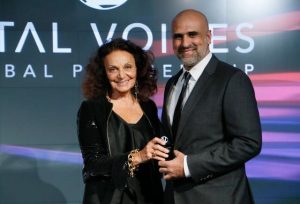 Salman Sufi, director general del grupo Unidad de Reforma Estratégica del ministro jefe de Punyab, con la diseñadora de moda Diane Van Furstenberg. Crédito: Cortesía de Vital Voices.