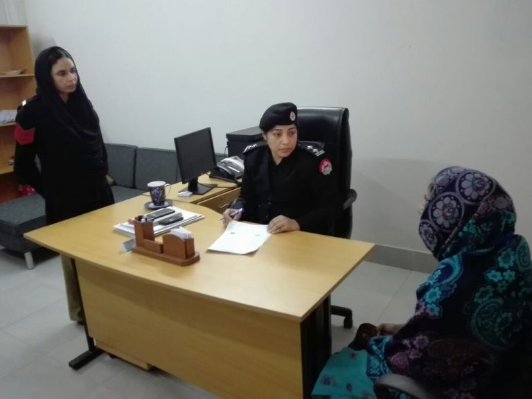 La oficial de policía de una comisaría de la provincia pakistaní de Punyab, Nazima Mushtaq, habla con una sobreviviente de violencia doméstica. Crédito: Cortesía del Centro para la Violencia contra las Mujeres.
