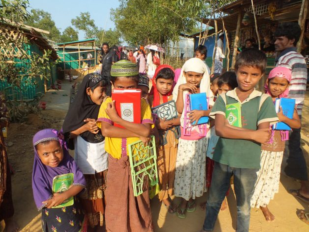 Un grupo de niños rohinyás sale de una escuela religiosa en el campamento de Kutupalong, en Bangladesh. Crédito: Naimul Haq/IPS.