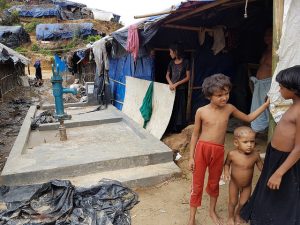 Un pozo entubado que funciona mal en el campamento de Kutupalong en Bangladesh. Crédito: Sohara Mehroze Shachi/IPS