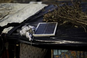 Algodón utilizado por las mujeres cuando están menstruando se seca en los techos de las chozas en el campamento de Kutupalong. Crédito: Umer AIman Khan/IPS