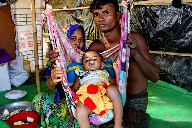 Una pareja rohinyá, Mohammad Faisal y su esposa Hajera, posan para la foto con su hijo en el campamento de refugiados en el parque Teknaf Nature, en Bangladesh. Crédito: Farid Ahmed/IPS.