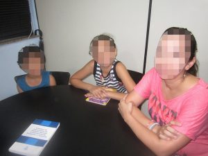 El temor a la desnutrición de sus hijos y el que estaba por nacer por la falta de alimentos en su país, decidió a esta venezolana a migrar a Brasil. Ella, que pidió preservar su anonimato, y su marido vendieron su vivienda para financiar su viaje y llegar a Río de Janeiro, donde tuvo excelente atención en el parto, su marido ya tiene trabajo y los niños admiran que haya tantos parques infantiles. Crédito: Mario Osava/IPS