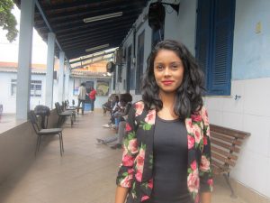 Aryadne Bittencourt, agente de protección legal para refugiados en Caritas de Rio de Janeiro. La organización católica atiende a unos 150 extranjeros por semana, a los que brinda una pequeña ayuda financiera, capacitación profesional y cursos de portugués, para ayudarles a sobrevivir e integrarse en Brasil. Crédito: Mario Osava/IPS