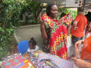 Garcia Malunza, de 25 años y una hija de año y medio, huyó de la guerra en Angola y se refugió en República Democrática del Congo, que dejó en 2006 para migrar a Brasil, "por razones personales". Ella vende vestidos y tejidos africanos en la feria de refugiados que se realiza mensualmente en el popular barrio de Botafogo, en Río de Janeiro. Crédito: Mario Osava/IPS