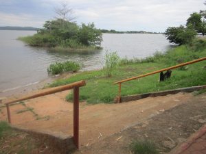 Escalera de acceso al río Tocantins, en el estado de Tocantins, Brasil, que perdió el agua corriente al ser represado para generar electricidad, en su mayor parte destinada a otras partes del país y que poco contribuye al desarrollo local. Crédito: Mario Osava/IPS.