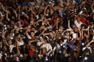 Jóvenes cantan durante una velada político- cultural de la juventud cubana, organizada por La Unión de Jóvenes Comunistas (UJC), con motivo del primer aniversario de la desaparición física del líder de la revolución cubana Fidel Castro, en La escalinata universitaria, en el municipio Plaza de La Revolución, en La Habana, Cuba, el 25 de noviembre de 2017. Crédito: Jorge Luis Baños/IPS.