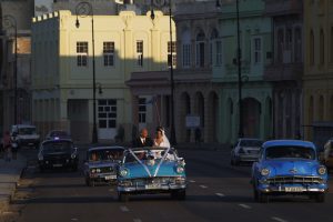 Una pareja de recién casados pasea en un automóvil por la céntrica avenida Malecón, en La Habana, Cuba, en diciembre de 2017. Este país caribeño pronto tendrá resultados sobre violencia hacia la mujer en la pareja, un aporte muy significativo para luchar contra este flagelo. Crédito: Jorge Luis Baños/IPS.
