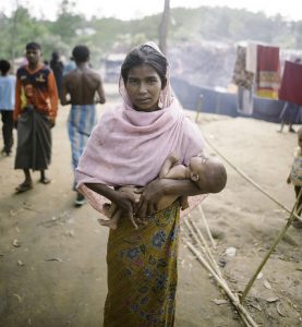 Una madre adolescente rohinyá con su recién nacido en un campamento de refugiados de Bangladesh. Crédito: Umer Aiman Khan/IPS.