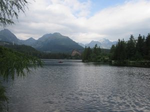 El lago Strbske Pleso en las sierras Altos Tatras, en la frontera entre Eslovaquia y Polonia. Crédito: Ed Holt/IPS.