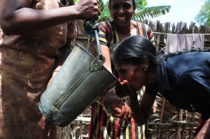Las mujeres, en particular las jefas de hogar solas quedaron en situación de gran vulnerabilidad en las zonas que sufrieron la peor parte de la guerra civil de Sri Lanka. Crédito: Amantha Perera/IPS.