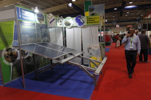 Uno de los pasillos del primer Salón de Energías Renovables de Cuba, con la exhibición de un panel solar en primer plano. Crédito: Jorge Luis Baños/IPS https://c1.staticflickr.com/5/4676/39316103604_d46e8654ba_o.jpg