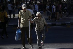Una pareja de adultos mayores transita por una céntrica calle de La Habana Vieja, en Cuba, un país donde ya casi 20 por ciento de la población tiene más de 60 años y que subiría a un tercio de la población total en 2030, un fenómeno demográfico que constituye un desafío para el país. Crédito: Jorge Luis Baños/IPS