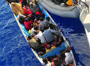 Migrantes somalíes reciben asistencia de marinos estadounidense. Crédito: Armada de Estados Unidos.