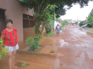 Bernardete Batista de Araujo, enfermera de 60 años, echa de menos el poblado de Canela, inundado por el embalse de Lajeado. El reasentamiento dispersó a sus cerca de 200 familias. “Perdimos tierra, tranquilidad y libertad”, sostuvo, lamentando el polvo o el fango en la calle sin asfalto donde vive ahora, en un barrio de Palmas, de casas ocultas detrás de muros altos. Crédito: Mario Osava/IPS