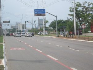 La avenida central de Palmas, la capital de Tocantins, con aparcamientos laterales detrás de las aceras, pocos edificios y muchos árboles. Los horizontes amplios y la organización por cuadras ordenadas según los puntos cardinales y números, se asemeja a Brasilia, construida en la década de 1950. Crédito: Mario Osava/IPS