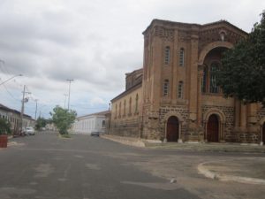 Una calle con la catedral a un lado, en el centro de Porto Nacional, capital cultural de Tocantins, con unidades de tres universidades. Allí se ha desarrollado una élite intelectual desde que los curas dominicos venidos de Francia en 1886 implantaron escuelas en la ciudad. Crédito: Mario Osava/IPS