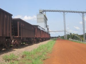 Una terminal de embarque de granos en el patio del Ferrocarril Norte-Sur (FNS) de Porto Nacional, por el cual se exporta la soja producida en Tocantins. Allí termina el tramo norte del FNS, concedido a la empresa de logística VLI, que tiene acceso a puertos del norte brasileño a través de otro ferrocarril bajo su administración. Crédito: Mario Osava/IPS