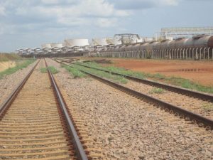 Depósitos de biocombustibles y de derivados de petróleo en el patio del FNS en Porto Nacional. Productos pesados y voluminosos del estado se benefician del ferrocarril, pero no los alimentos a pequeña escala de la agricultura familiar. Crédito: Mario Osava/IPS