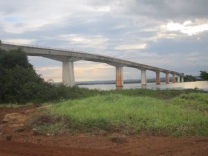 El puente de Porto Nacional, construido hace cuatro décadas, no soporta vehículos camiones con más de 30 toneladas de carga. Como los grandes camiones actuales suelen transportar el doble de ese peso, tienen que dar un rodeo por otros puentes lejanos para llegar al ferrocarril y a la principal carretera que también cruza Tocantins de norte a sur. Crédito: Mario Osava/IPS
