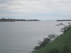 Porto Nacional, una histórica ciudad brasileña, perdió sus playas fluviales, su principal atracción turística, cuando el río Tocantins fue represado por la central hidroeléctrica de Lajeado en 2001, y en su lugar se creó un lago artificial de 630 kilómetros cuadrados. Crédito: Mario Osava/IPS