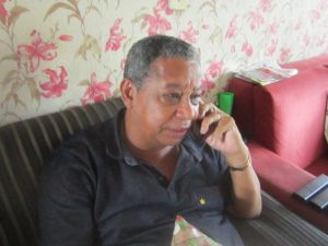 “Perdimos el potencial turístico y pagamos la energía más cara del país”, se quejó Edivaldo Rodrigues, que cuenta la historia de Tocantins y de su ciudad, Porto Nacional, como escritor de novelas, y escribe su crónica actual como periodista y director del diario local Paralelo 13. Crédito: Mario Osava/IPS