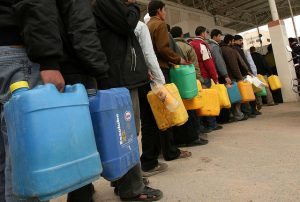 En la ciudad de Gaza, en el territorio palestino ocupado por Israel, muchas personas hacen fila con la esperanza de conseguir algo de combustible. Crédito: Mohammed Omer/IPS.