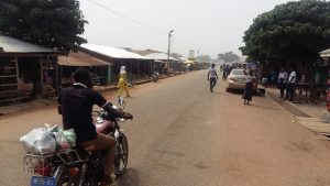 La falta de oportunidades laborales para los jóvenes en Kwame Danso, en Ghana, empujó a muchos a realizar la peligrosa travesía a Libia. Crédito: Kwaku Botwe/IPS.