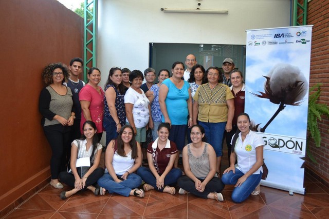 Participantes en el taller para mejorar sus productos de algodón y desarrollar su marca de la Cooperativa Multiactiva de Producción Artesanal de Ao Po´i, en Yataity, en el centro de Paraguay. Crédito: Ingrid Zabaleta/FAO