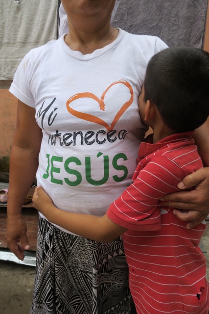 La salvadoreña Emilia, un nombre supuesto por seguridad, junto a su hijo. Ella logró obtener asilo en México, una suerte con la que no corren la mayoría de migrantes centroamericanos en el país. Crédito: Amnistía Internacional