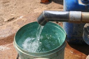 El agua limpia todavía es una quimera para más de 300 millones de personas en África. Crédito: Busani Bafana/IPS.