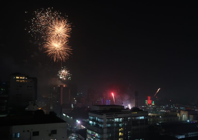 Espectáculo de luces láser y fuegos artificiales en el estadio Nacional Bangabandhu, en el centro de Daca, el 22 de marzo de 2018, en el marco de las celebraciones por la graduación de Bangladesh a país en desarrollo. Crédito: A.Z.M. Anas/IPS