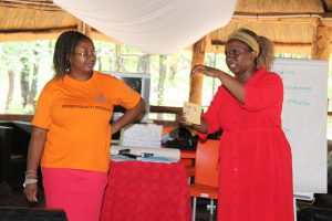 Dorcas Makaza-Kanyimo (izquierda), directora de Mujeres y Leyes en África Austral, participa en un taller sobre mujeres en la industira extractiva en Hwange, Zimbabwe. Crédito: Sally Nyakanyanga/IPS