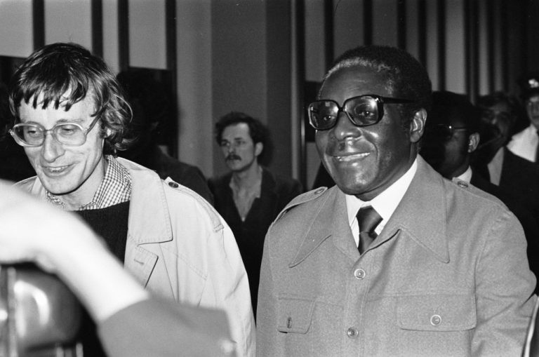 El expresidente de Zimbabwe, Robert Mugabe, en 1979. Desde principios de 1983 a fines de 1987, el Ejército Nacional de Zimbabwe llevó a cabo una serie de masacre de civiles ndebele llamada Gukurahundi. En shona se refiere a las “primeras lluvias que se llevan la paja antes de las lluvias primaverales”. Crédito: Koen Suyk/Anefo.