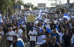 Decenas de miles de nicaragüenses se manifestaron el 23 de abril por las calles de Managua en rechazo al gobierno de Daniel Ortega y la represión policial. Dos marchas, una convocada por la cúpula empresarial, convergieron para concluir en las inmediaciones de la Universidad Politécnica, donde estudiantes resisten acciones policiales contra la institución. Crédito: Jader Flores/IPS