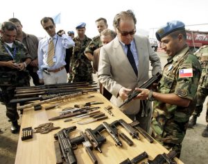 Juan Gabriel Valdes, primer jefe de la Minustah, examina en la localidad de Cap Haitien armamento de uno de los contingentes de paz de las Naciones Unidas en Haití. Crédito: Minustah