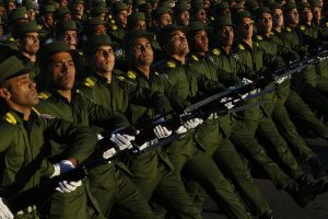 Efectivos de las Fuerzas Armadas Revolucionarias desfilan durante una revista con motivo del 50 aniversario de la proclamación como socialista de la Revolución Cubana, en 2011. Crédito: Jorge Luis Baños/IPS