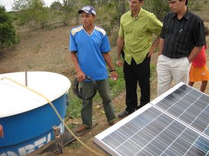 Paneles solares para abastecer de energía a bombas de agua, la generación distribuida se abre camino en Brasil.