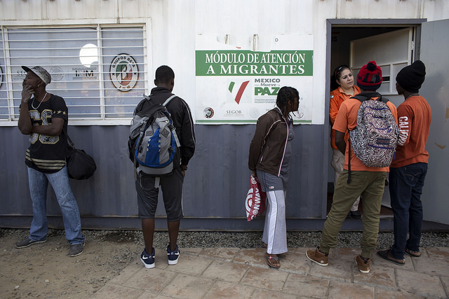 Un grupo de migrantes haitianos realiza consultas en el Módulo de Atención del gubernamental Instituto Nacional de Migración de México, instalado al lado de la garita del Chaparral, un concurrido cruce fronterizo hacia Estados Unidos en la ciudad noroccidental de Tijuana. Crédito: Guillermo Arias/IPS