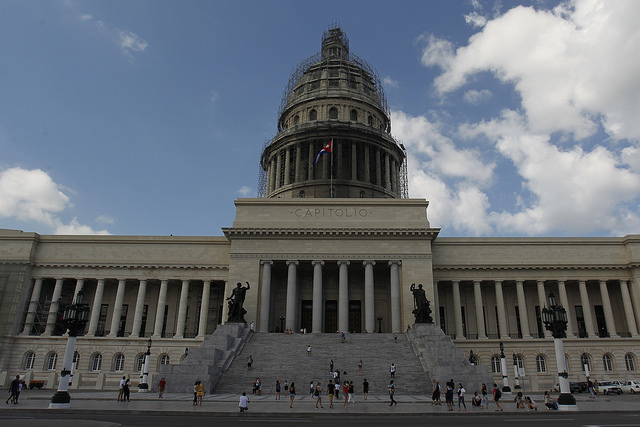 Vista exterior del Capitolio, el edificio parcialmente restaurado, que ya acoge en el ala norte parte de las actividades del parlamento cubano y está situado en el centro histórico de La Habana Vieja. Crédito: Jorge Luis Baños/IPS
