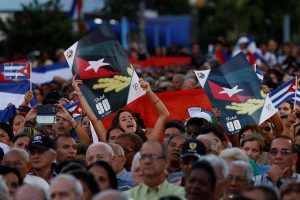 Un grupo de personas festeja el 16 de abril en La Habana, durante la conmemoración del 57 aniversario de la declaración del carácter socialista de la Revolución Cubana, uno de los últimos actos bajo el mandato de Raúl Castro. Crédito: Jorge Luis Baños/IPS
